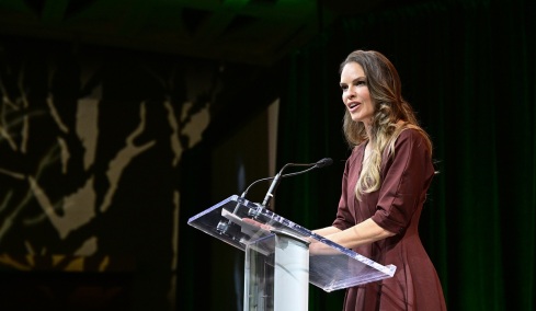 Χίλαρι Σουάνκ: Η αμήχανη στιγμή που ξέσπασε χωρίς να το γνωρίζει σε μητέρα δύο παιδιών με ανίατη ασθένεια
