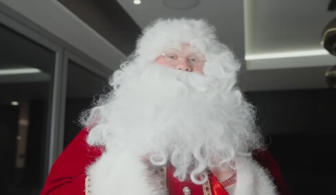 Ο Έρλινγκ Χάαλαντ ντύθηκε Άι Βασίλης και μοίρασε δώρα στο Μάντσεστερ, δείτε βίντεο