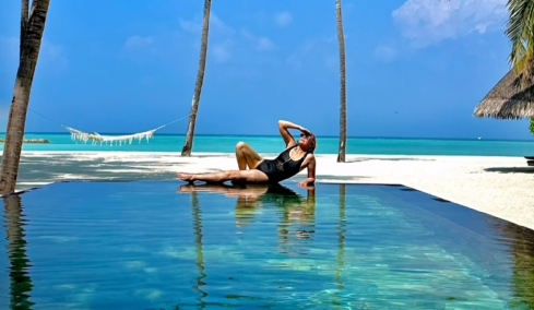 Η Κιμ Κατράλ ανέβασε φωτογραφία της με μαγιό από το ταξίδι του μέλιτος στις Μαλδίβες