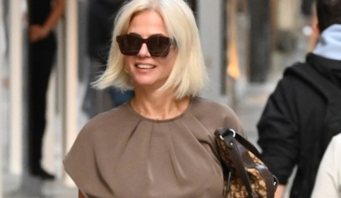 Χριστίνα Κοντοβά: Με την κόρη της Έιντα στην Αθήνα - Τα look που επέλεξαν