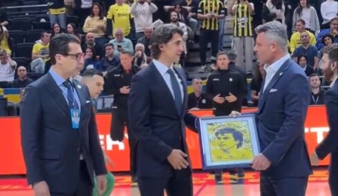 Η Φενέρμπαχτσε βράβευσε τον Ιμπράημ Κουτλουάι και απέσυρε τη φανέλα του πριν το ματς με τον Παναθηναϊκό