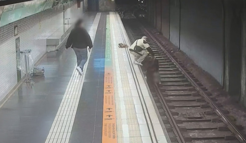 Αστυνομικός εκτός υπηρεσίας έσωσε άνδρα που έπεσε στις γραμμές του Μετρό στη Βαρκελώνη, δείτε βίντεο