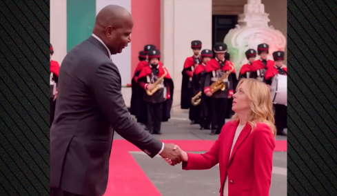 Η Τζόρτζια Μελόνι σάστισε όταν αντιλήφθηκε τη διαφορά ύψους με τον πρόεδρο της Μοζαμβίκης, δείτε βίντεο