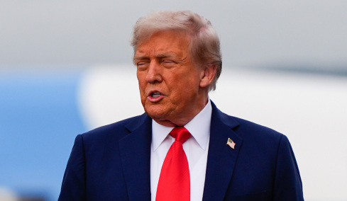 «Δεν πίνω, αλλά αν το έκανα, θα είχα πολύ καλές πιθανότητες να είμαι αλκοολικός»: Απόλυτη κάλυψη από τον Τραμπ στην προσωπάρχη του Λευκού Οίκου