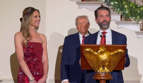 Με τη Μπετίνα Άντερσον, μέλος της κοσμικής κοινωνίας του Παλμ Μπιτς, αρραβωνιάστηκε ο Ντόναλντ Τραμπ Τζούνιορ 