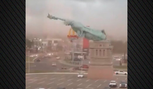 Η στιγμή που ισχυρός άνεμος γκρεμίζει αντίγραφο του Αγάλματος της Ελευθερίας στη Βραζιλία