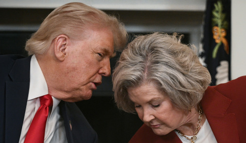 Χαρακτήρισε ή όχι τον Τραμπ «εκδικητικό με προσωπικότητα αλκοολικού» η προσωπάρχης του Λευκού Οίκου; Το Vanity Fair λέει ναι, η ίδια διαψεύδει