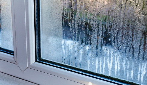 Οι 8 λόγοι που το σπίτι έχει υγρασία και πώς να την αντιμετωπίσετε