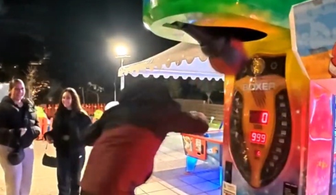 Νέα τούμπα του Ευτύχη Μπλέτσα: Έριξε μπουνιά σε μηχάνημα και βρέθηκε στο έδαφος, δείτε βίντεο