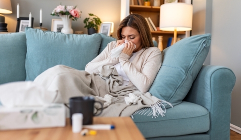 «Καμπανάκι» για  ραγδαία μετάδοση της γρίπης κατά τις γιορτές: Ποιοι κινδυνεύουν, πώς να προστατευτούμε