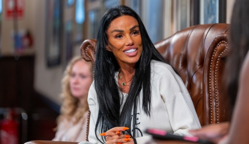 «Πεθαίνει μπροστά στα μάτια μας»: Φίλοι της Κέιτι Πράις ανησυχούν μετά την τελευταία της εμφάνιση