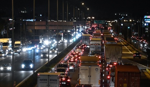 Κίνηση στους δρόμους: Μποτιλιαρισμένος ο Κηφισός, στο «κόκκινο» η Κηφισίας και κεντρικοί δρόμοι στην Αθήνα