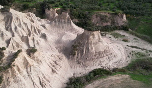 Το κρυμμένο μέρος στην Ελλάδα που μοιάζει με την Καππαδοκία, δείτε εντυπωσιακά βίντεο