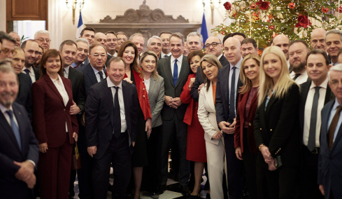 Μέσα στο Μαξίμου στη χαλαρή συνάντηση Μητσοτάκη με βουλευτές της ΝΔ: Η οικογενειακή φωτογραφία, η γραβάτα με τους τσολιάδες και το γούρι