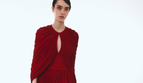 Τα ωραιότερα κόκκινα φορέματα για glamorous γιορτινές εμφανίσεις
