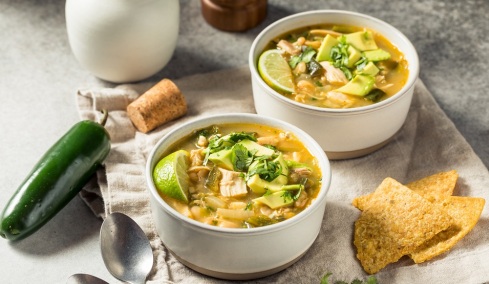 White Chicken Chili: Η χειμωνιάτικη σούπα που σάρωσε στο Google το 2025
