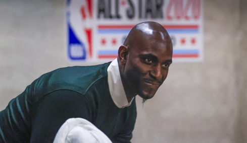 NBA: Οι Τίμπεργουλβς αποσύρουν τη φανέλα του Κέβιν Γκαρνέτ, αναλαμβάνει πόστο στη διοίκηση των «Λύκων»