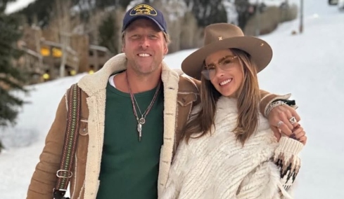 Η Αλεσάντρα Αμπρόσιο και ο Μπακ Πάλμερ ποζάρουν στα χιόνια