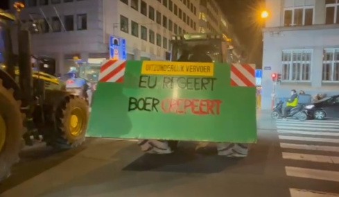 Νυχτερινό μπλόκο αγροτών στις Βρυξέλλες: Πάνω από 100 τρακτέρ απέκλεισαν τη λεωφόρο μπροστά από την Κομισιόν, δείτε βίντεο