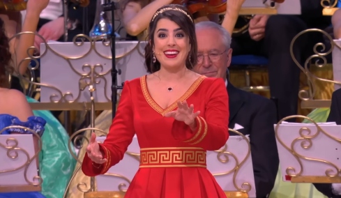 Ο διάσημος βιολιστής και διευθυντής της ορχήστρας Γιόχαν Στράους, Αντρέ Ριέ ανέβασε τα ελληνικά κάλαντα των Χριστουγέννων