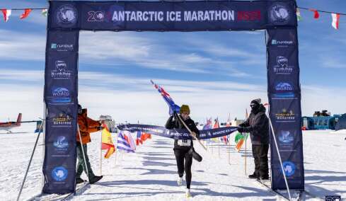 Για πρώτη φορά γυναίκα νικήτρια στον Μαραθώνιο της Ανταρκτικής (βίντεο)
