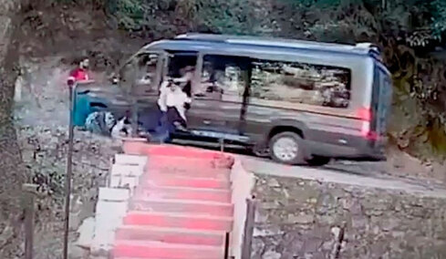 Σοκαριστικό βίντεο από την Ινδία: Επιβάτες «βουτάνε» από βαν που κατρακυλάει σε γκρεμό!