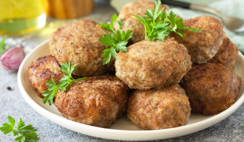 8 στέκια στην Αθήνα που σερβίρουν κορυφαία κεφτεδάκια
