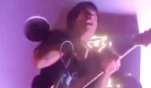 Τρόμος σε μπαρ στο Περού: Τραγουδιστής χτυπήθηκε από το ρεύμα όταν έπιασε το μικρόφωνο, «ωχ, ωχ, ωχ» πρόλαβε να φωνάξει