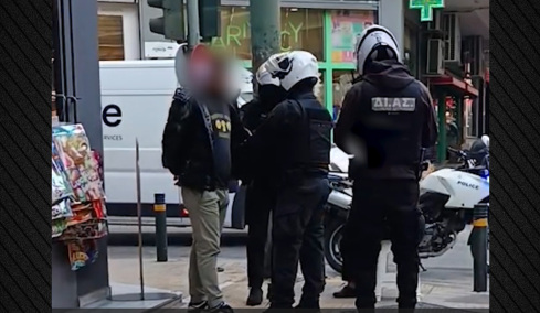 Αστυνομικοί της ΔΙΑΣ τσακώνουν επ' αυτοφώρω «πορτοφολά» στην Κυψέλη, δείτε βίντεο 