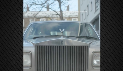 Rolls-Royce πάτησε κάμεραμαν σε γύρισμα στο Λονδίνο: «Παραλίγο να με αποκεφαλίσει», οδηγούσε ηθοποιός χωρίς δίπλωμα