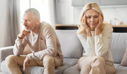 6 σημάδια κατάθλιψης που επιταχύνουν την εμφάνιση άνοιας στη μέση ηλικία
