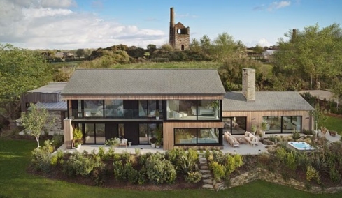 Βρετανοί κέρδισαν ακίνητο 3 εκατ. λιρών, το πούλησαν και τώρα θέλουν να διώξουν τον γιο τους από σπίτι επειδή δεν τους δίνει νοίκι