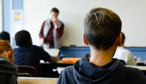 Η Βρετανία εκπαιδεύει δασκάλους για να εντοπίζουν στοιχεία μισογυνισμού στα παιδιά