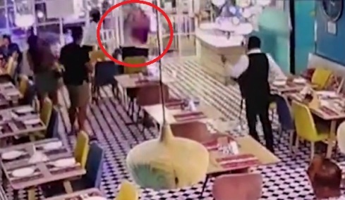 Τραγικός θάνατος για Αυστραλό στην Ταϊλάνδη: Η στιγμή που πέρασε μέσα από γυάλινη πόρτα σε εστιατόριο και πέθανε από την αιμορραγία