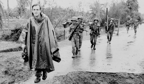 Πίτερ Αρνέτ: Ο πολεμικός ανταποκριτής που μίλησε με Σαντάμ, Μπιν Λάντεν και κολύμπησε με το χειρόγραφό στα δόντια 