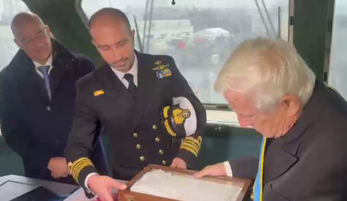 Το αυθεντικό «διπαράλληλον» του ναυάρχου Κουντουριώτη δώρισε στον κυβερνήτη του Κίμωνα ο Πάνος Λασκαρίδης, δείτε βίντεο