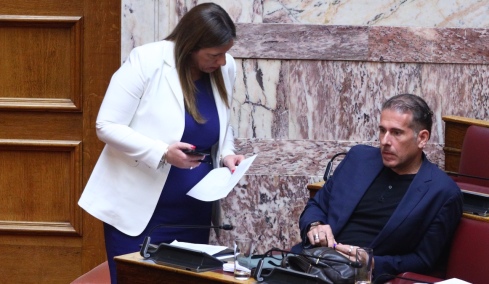 Μεθυσμένος σε μπλόκο ο σύντροφος της Ζωής Κωνσταντοπούλου