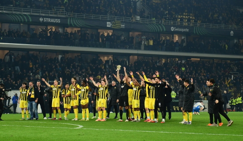 Φίλαθλος της ΑΕΚ χρειάστηκε ιατρική βοήθεια αλλά ζήτησε από τους διασώστες να τον αφήσουν να δει πρώτα το πέναλτι του Γιόβιτς