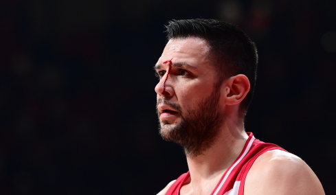 Μετά από αγκωνιά του Βοτιέ ο Παπανικολάου αποχώρησε για τα αποδυτήρια με αίματα στο μέτωπο, δείτε βίντεο και φωτογραφίες