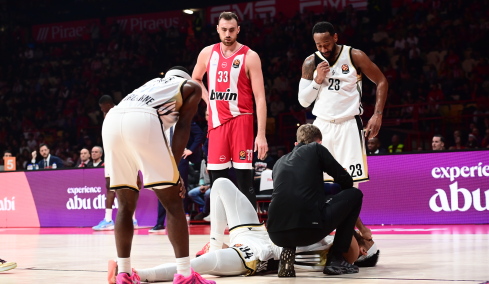 Τρομερά άτυχος ο Τραορέ, αποχώρησε υποβασταζόμενος στην 3η περίοδο του αγώνα με τον Ολυμπιακό, δείτε βίντεο