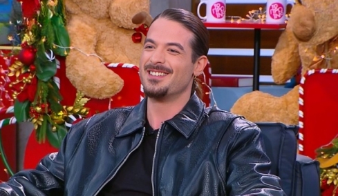 Ο Άρης Μουγκοπέτρος έδειξε το τεχνητό μέλος στο χέρι του - Δείτε βίντεο