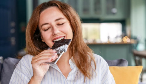 Είναι η μαύρη σοκολάτα αντιγηραντικό ελιξίριο; Η επιστήμη απαντά
