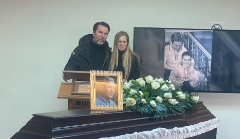 Με το τραγούδι «Του Αιγαίου τα μπλουζ» αποχαιρέτησαν τον Αλμπέρτο Εσκενάζυ συγγενείς και φίλοι στο αποτεφρωτήριο Ριτσώνας