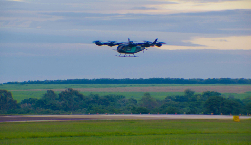 Η Eve της Embraer έκανε την παρθενική πτήση του «ιπτάμενου αυτοκινήτου», έχει δεχθεί πάνω από 3.000 προπαραγγελίες
