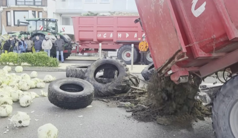 Γάλλοι αγρότες πέταξαν λάχανα, λάστιχα και άφησαν φέρετρο έξω από την εξοχική κατοικία του Μακρόν, δείτε βίντεο