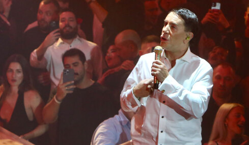 «Είμαι ο Γιώργος ο Μαζωνάκης ο αληθινός»: Όσα συνέβησαν στην πρεμιέρα του στη σκιά της καταγγελίας του 22χρονου, δείτε βίντεο