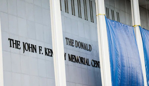Το Κέντρο Κένεντι μετονομάστηκε σε Trump-Kennedy Center και η ανιψιά του JFK αντέδρασε με οργή: Σε τρία χρόνια, θα πάρω μια αξίνα να ξηλώσω αυτά τα γράμματα