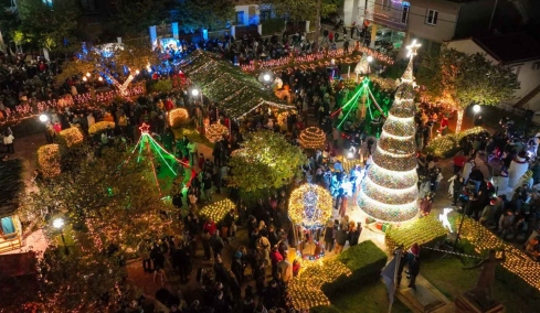 Το πλεκτό χριστουγεννιάτικο χωριό της Ελλάδας όπου όλα είναι κεντητά