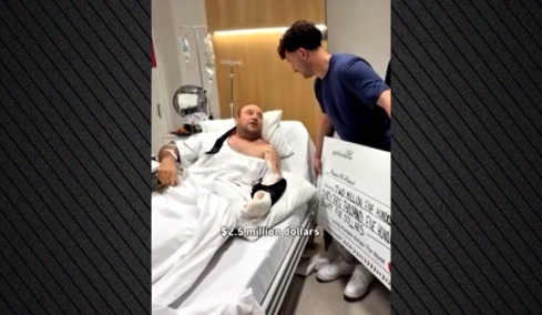 Έδωσαν 2,5 εκατ. δολάρια στον ήρωα που αφόπλισε τον τρομοκράτη στο Σίδνεϊ, «το αξίζω;» ρώτησε συγκινημένος