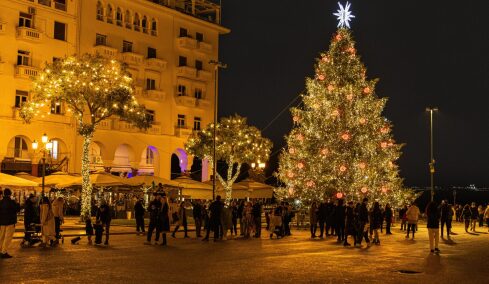 6 υπέροχα φωτισμένες πόλεις στην Ελλάδα για να ζήσετε τη μαγεία των γιορτών
